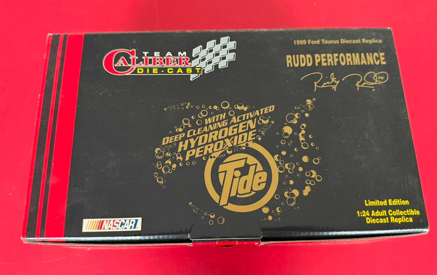 TEAM CALIBER. 2910057. 1999 FORD TAURUS DIECAST REPLICA. 1/24 SCALE.
