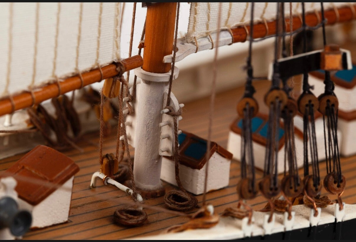 BILLING BOATS. BLUENOSE II. 600. 1/100 SCALE.
