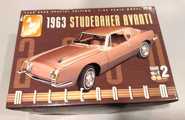 AMT. 1963 STUDEBAHER AVANTI. 1/25 SCALE. ITEM 30268.