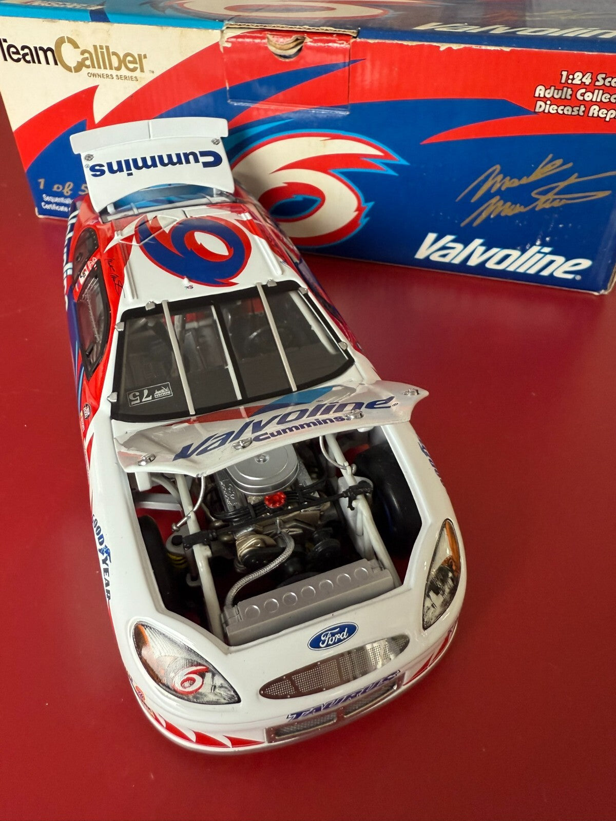 TEAM CALIBER. 2000 VALVOLINE FORD TAURUS. 1/24 SCALE. LIMITED EDITION.