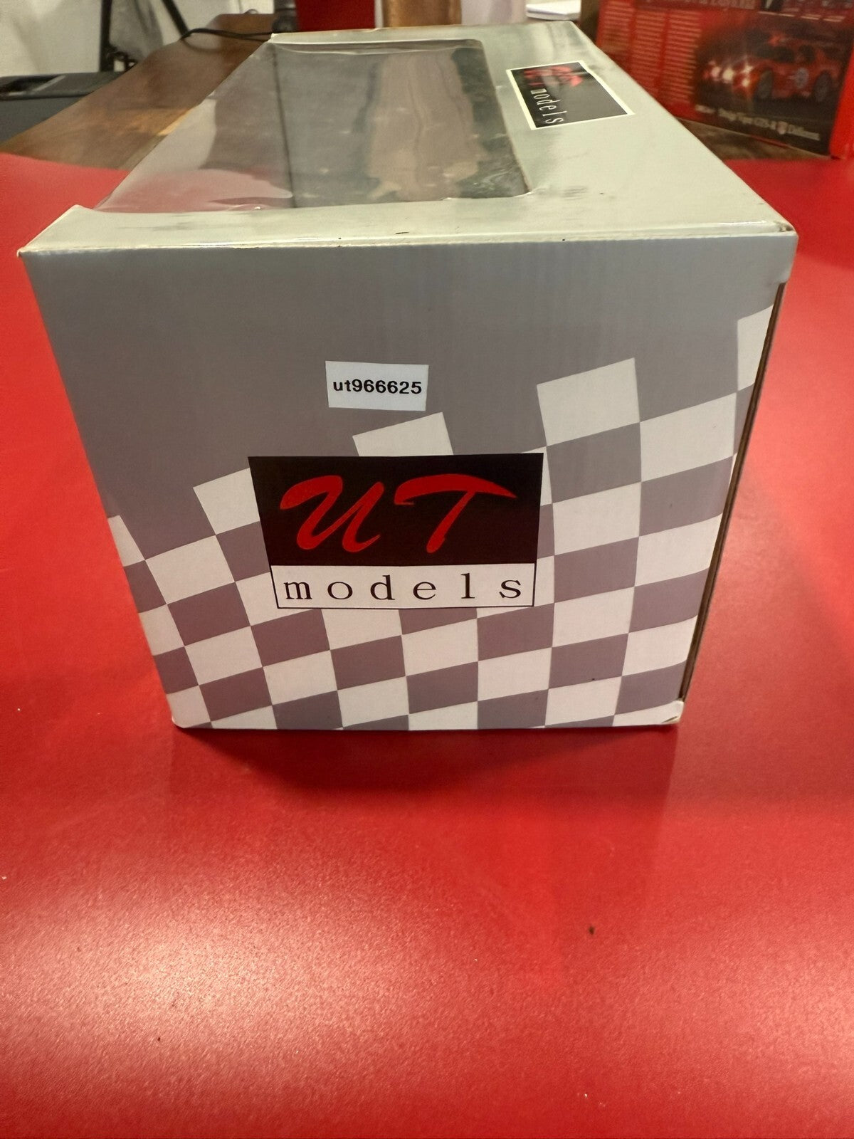 UT Models Porsche 911 GT1 Mobil 1 Le Mans 1:18 Diecast Racing Collection