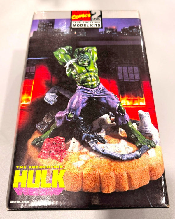 TOY BIZ. MARVEL COMICS. THE INCREDIBLE HULK.  7 3/4 INCHES TALL. ITEM 48656.