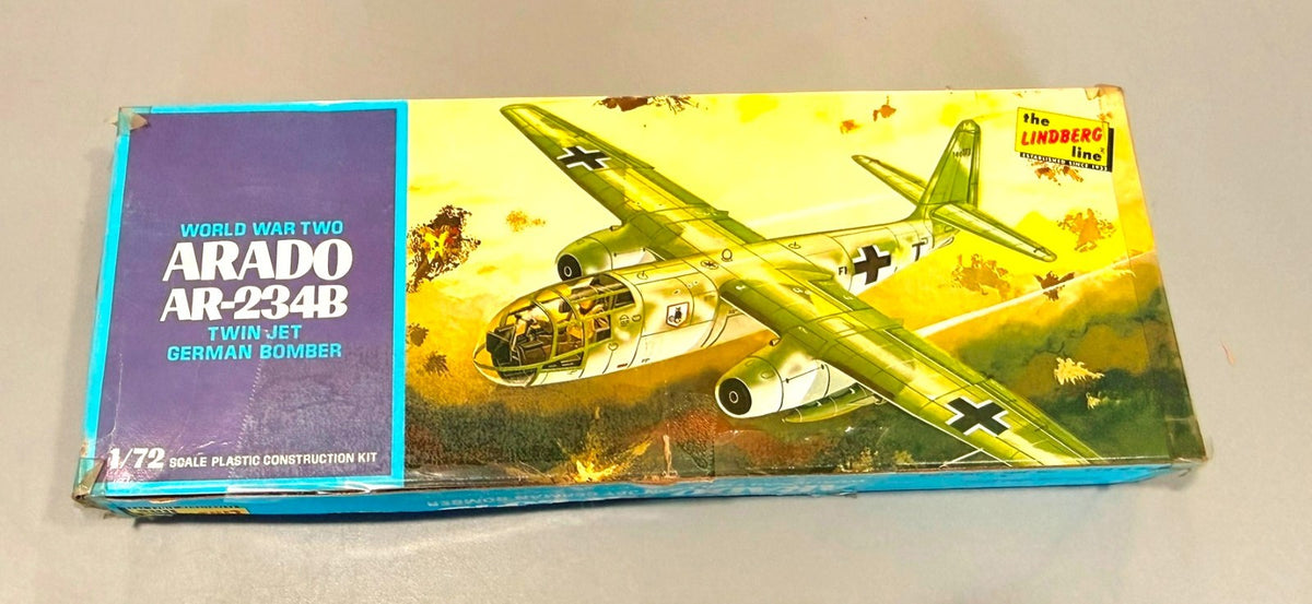 Lindberg 472 Arado AR 234B WWII German Twin Jet Bomber Aircraft 1/72 Model Kit