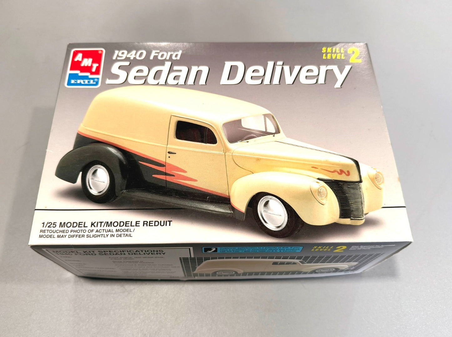 AMT ERTL 1940 Ford Sedan Delivery 1/25 Scale Plastic Model Kit 8215