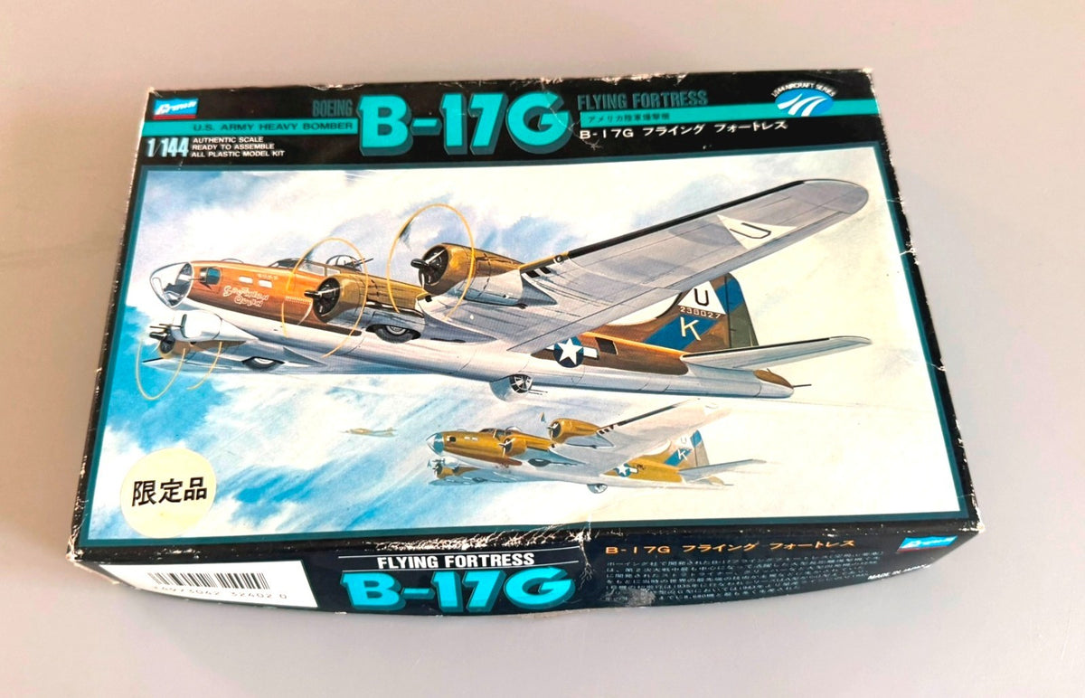 GROWN 32402 B-17G Flying Fortress US Army Heavy Bomber 1/144 Model Kit