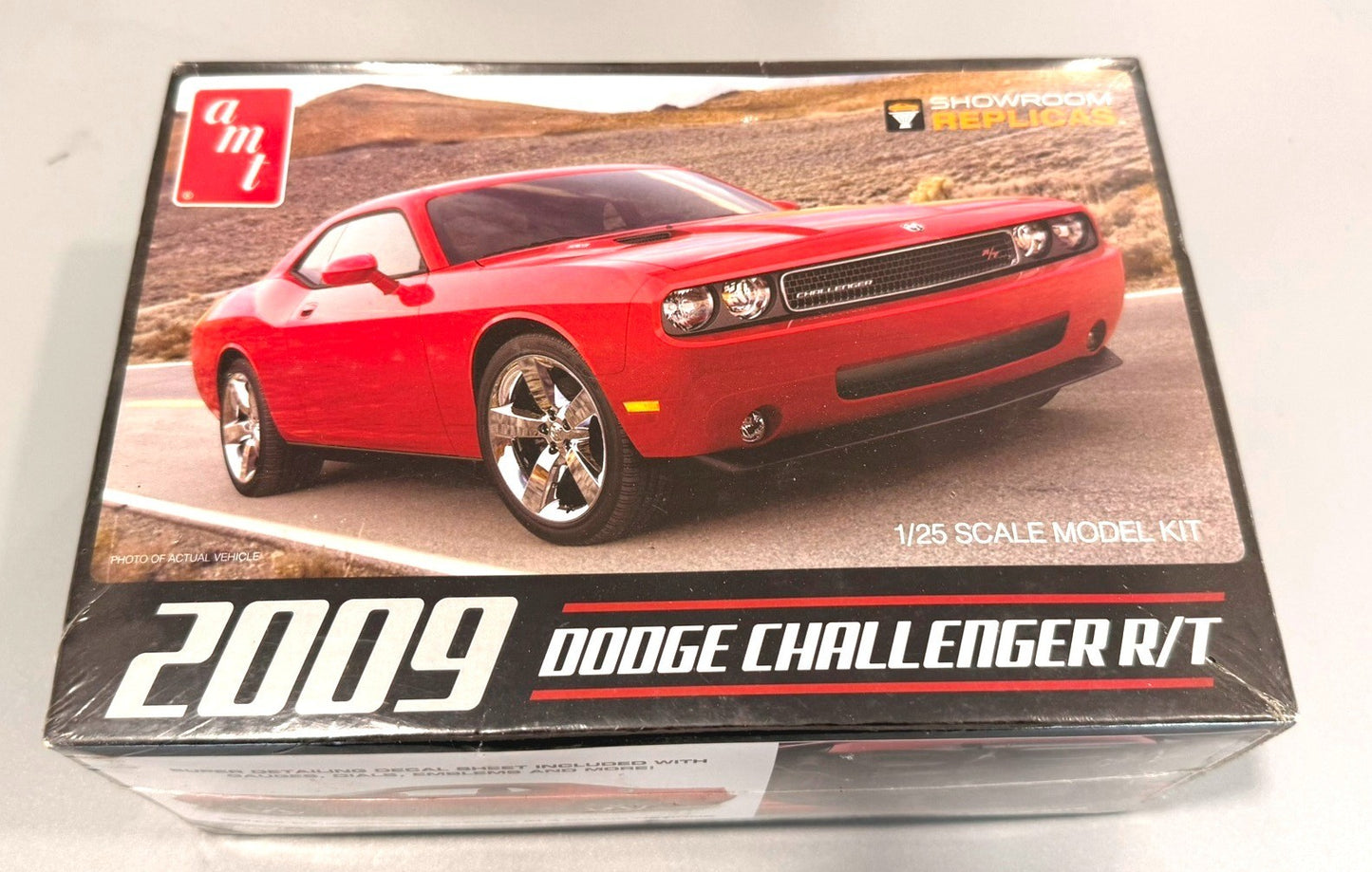 AMT 2009 DODGE CHALLENGER R/T. 1/25 SCALE SHOWROOM REPLICAS MODEL KIT AMT616