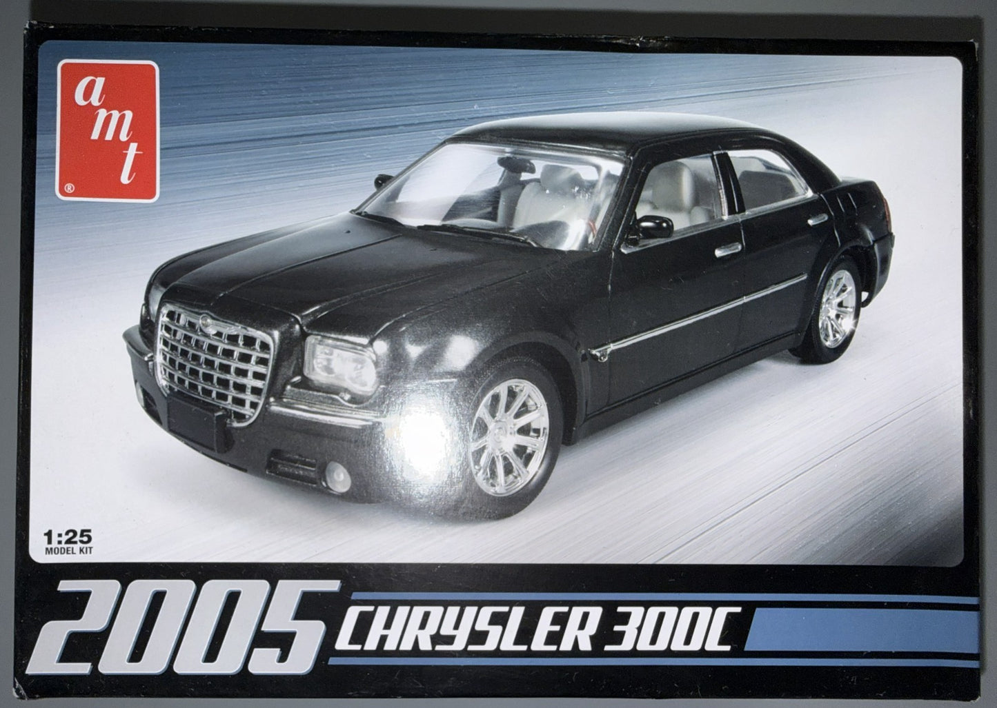 AMT #681 2005 Chrysler 300C  1:25 Scale Plastic Model Kit Open Box