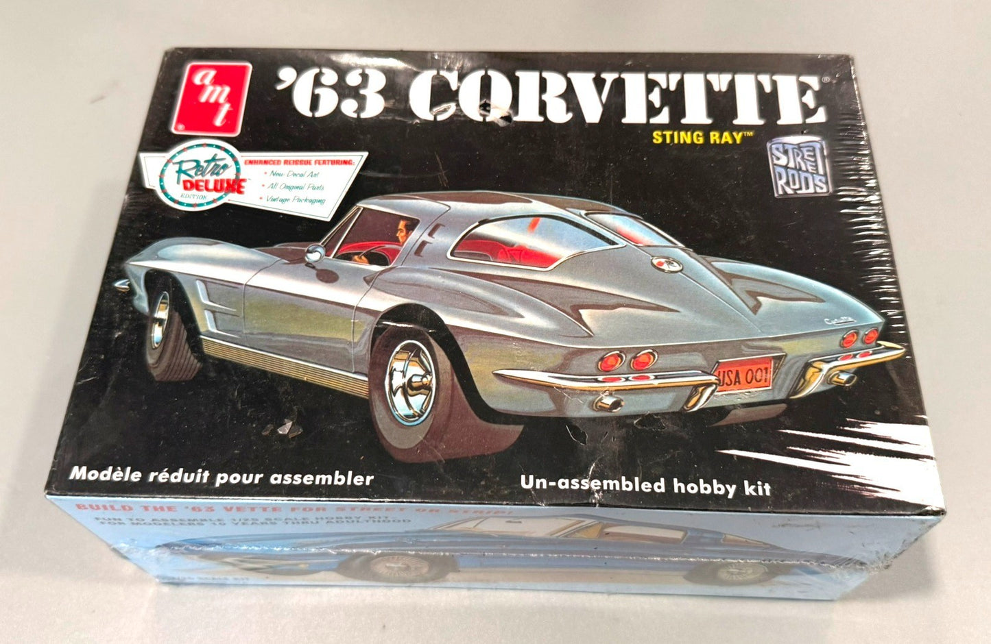 AMT AMT881/12. 1963 CORVETTE STING RAY RETRO DELUXE EDITION 1/25 SCALE