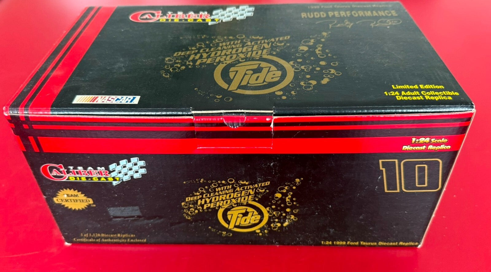 TEAM CALIBER. 2910057. 1999 FORD TAURUS DIECAST REPLICA. 1/24 SCALE.