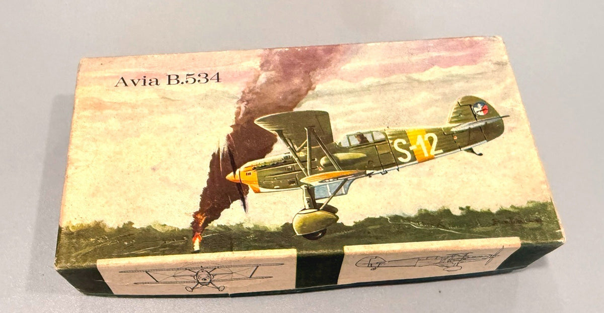 KP (KOVOZÁVODY PROSTĚJOV). AVIA B.534. 1/72 SCALE. PLASTIC MODEL KIT.