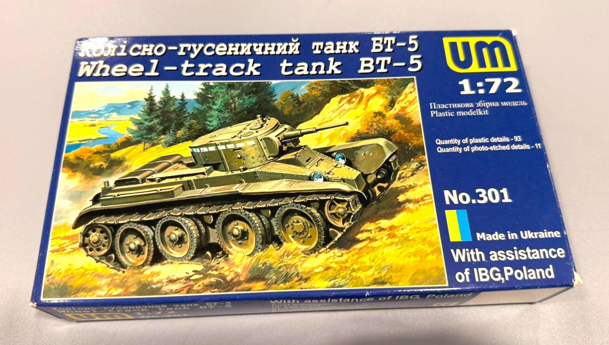 UM BT-5 Wheel-Track Soviet Tank 1:72 Plastic Model Kit #301