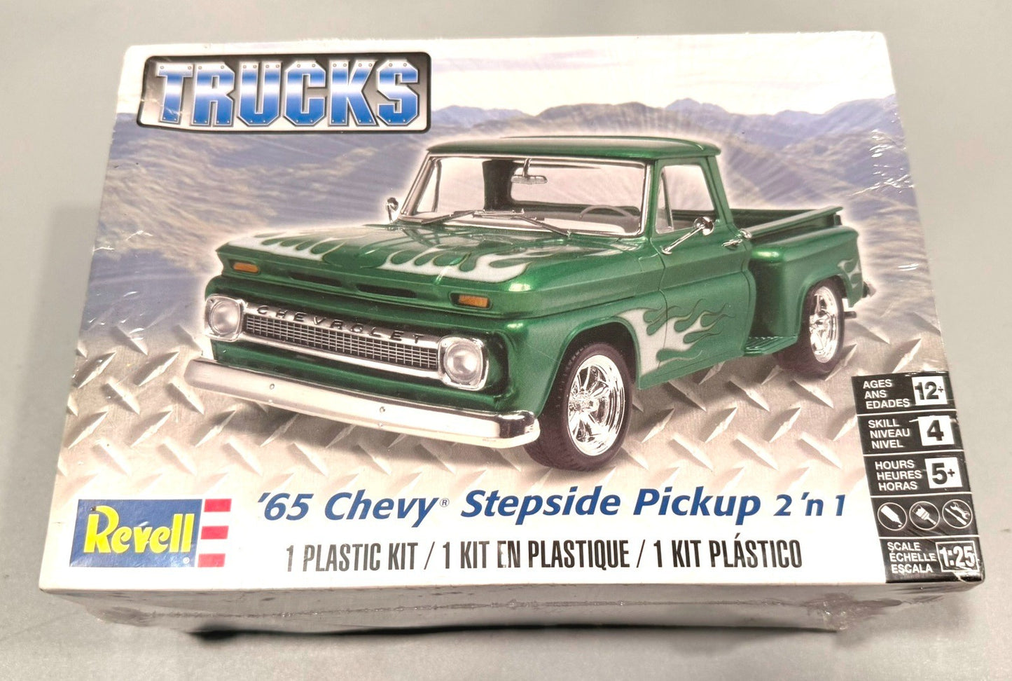 REVELL. 1965 CHEVY STEPSIDE PICKUP 2'N 1. 1/25 SCALE PLASTIC MODEL KIT 85-7210.