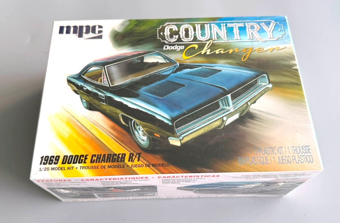 MPC MPC878M/12 1969 Dodge Charger R/T Country Charger 1/25 Scale Model Kit