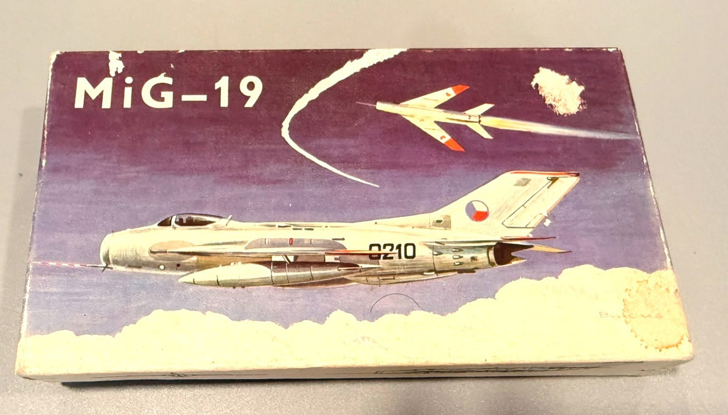 KP (KOVOZÁVODY PROSTĚJOV) MiG-19 1/72 SCALE PLASTIC MODEL KIT