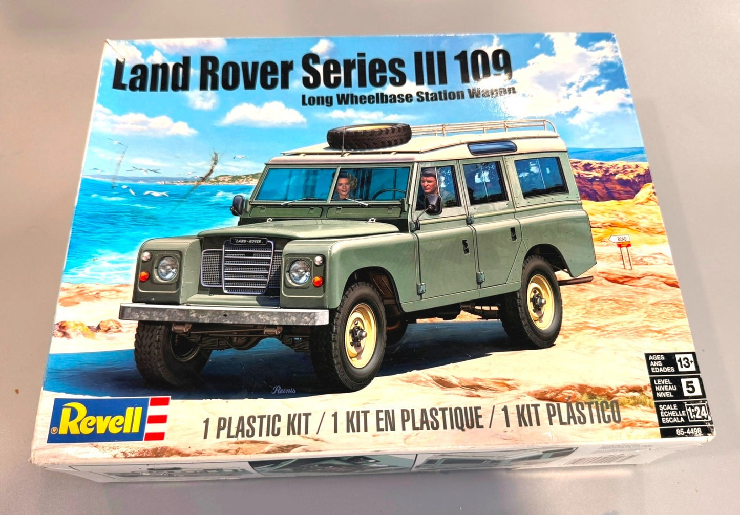 Revell 85-4498 Land Rover Series III 109 Station Wagon 1/24 scale Model Kit