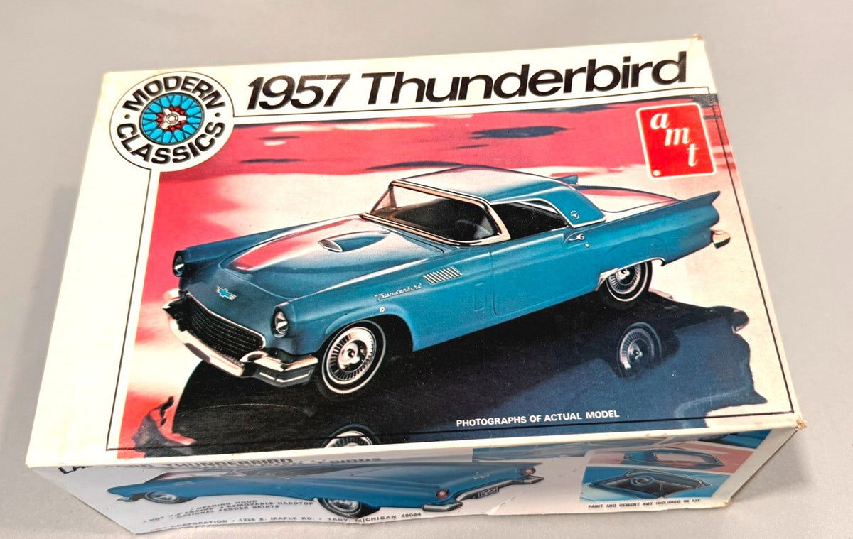 AMT T392 1957 FORD THUNDERBIRD MODERN CLASSICS SERIES 1/25 SCALE