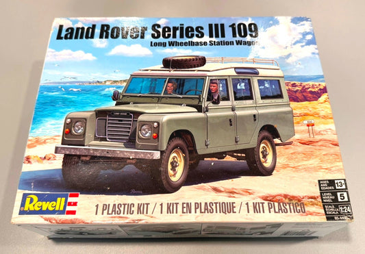 REVELL. LAND ROVER SERIES III 109. LONG WHEELBASE STATION WAGON. 1/24. MODEL KIT