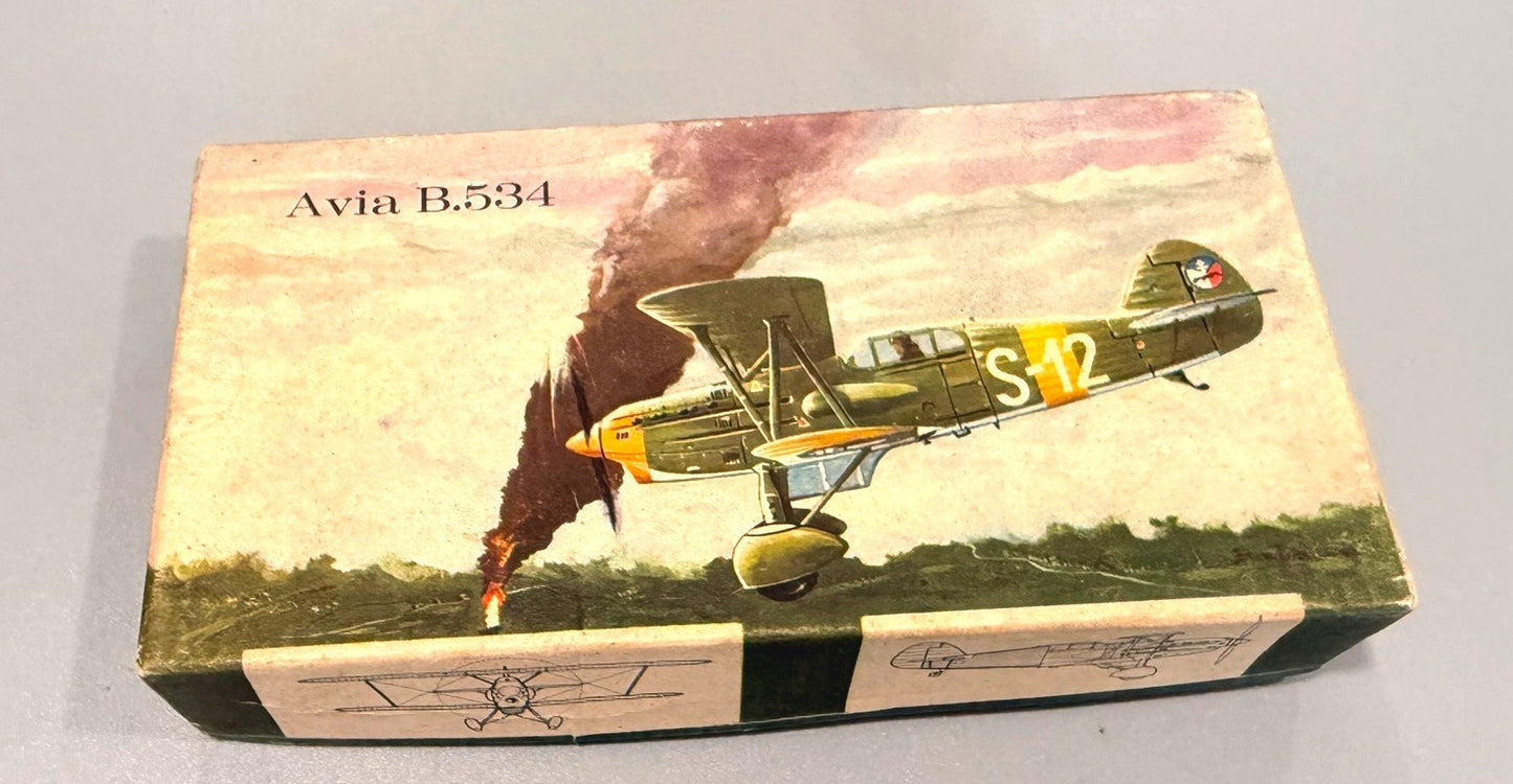 KP (KOVOZÁVODY PROSTĚJOV). AVIA B.534. 1/72 SCALE. PLASTIC MODEL KIT.